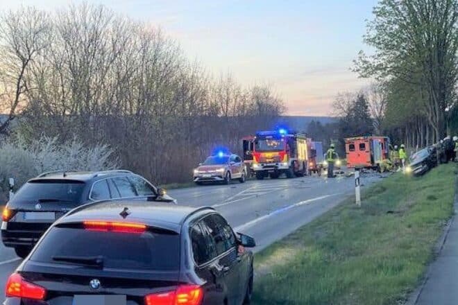 Schwerer Unfall auf B239 bei Höxter – Drei Verletzte