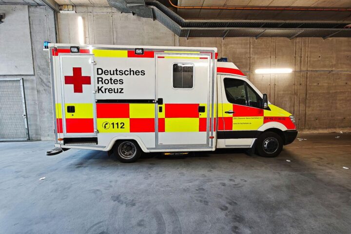 Rettungswagen am Unfallort nach schwerem Motorradunfall mit 16-jähriger Fahrerin in Kevelaer.