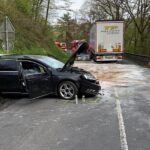 Unfall zwischen Lkw und Pkw, Dieselunfall, Feuerwehr im Einsatz, Straße gesperrt.
