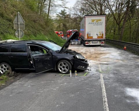 Unfall zwischen Lkw und Pkw, Dieselunfall, Feuerwehr im Einsatz, Straße gesperrt.