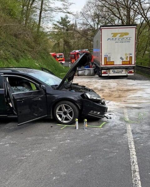 Unfall zwischen Lkw und Pkw, Dieselunfall, Feuerwehr im Einsatz, Straße gesperrt.