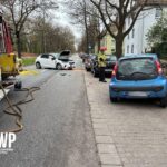 Unfall auf Mannheimer Straße: überschlagenes Auto, beschädigte Fahrzeuge, Polizeieinsatz, Rettungskräfte.