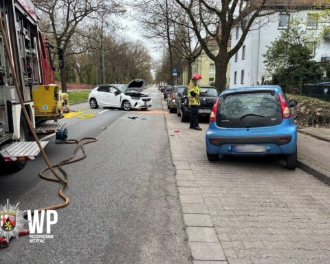 Unfall auf Mannheimer Straße: überschlagenes Auto, beschädigte Fahrzeuge, Polizeieinsatz, Rettungskräfte.