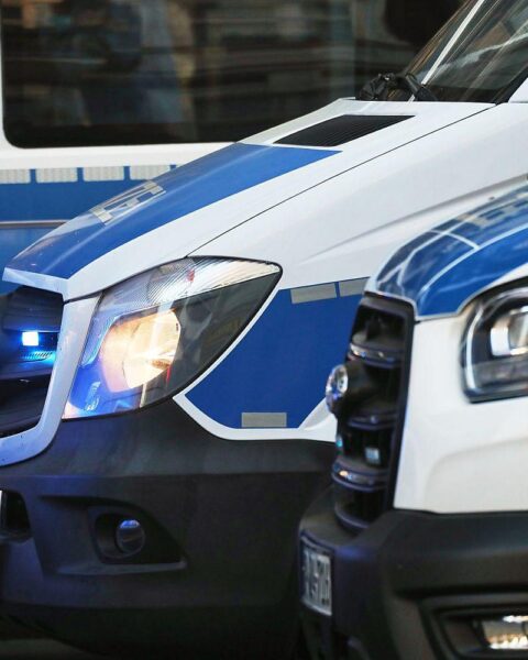 Schwerer Verkehrsunfall mit eingeklemmtem Fahrzeug, Rettungskräfte im Einsatz, Polizei vor Ort.