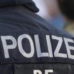 Ein beschädigtes Fahrrad und ein Pkw nach einem Unfall auf einer Landstraße.