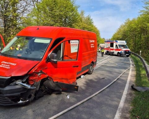 Unfallstelle mit beschädigtem MAN-Transporter und Skoda, Feuerwehr und Rettungskräfte im Einsatz.