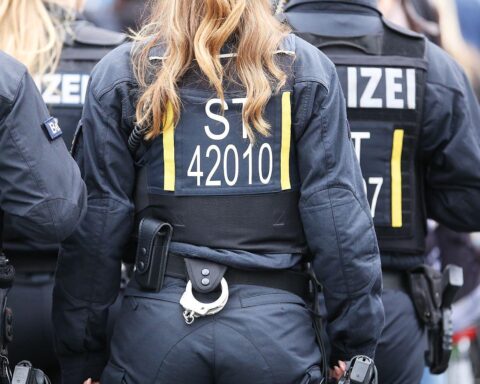 Polizei im Einsatz nach Streit in Bar, Mann mit Teppichmesser, Verletzte werden behandelt.