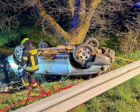 Schwerer Verkehrsunfall: verunfallter PKW, Feuerwehr, Rettungsdienst, verletzte Personen, Drohneneinsatz.