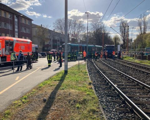 U-Bahn kollidiert mit Lastwagen, Fahrer eingeklemmt, Feuerwehr im Einsatz, schwerer Unfall.