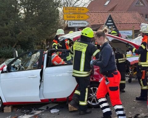 Rettungskräfte entfernen das Dach eines Smart nach schwerem Verkehrsunfall, Feuerwehr im Einsatz.