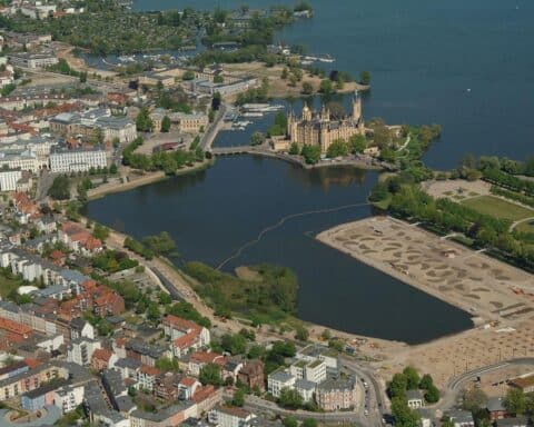 Schweriner Gelände für zukünftige Gartenschau, Wohnungsbau und grüne Flächen in der Stadt.