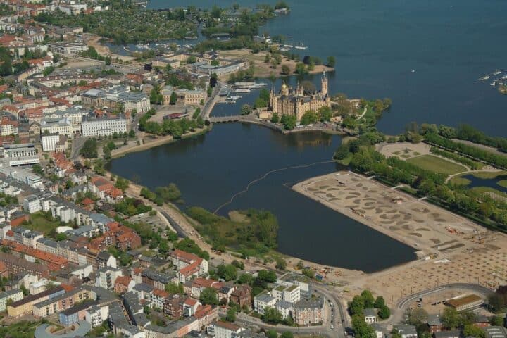 Schweriner Gelände für zukünftige Gartenschau, Wohnungsbau und grüne Flächen in der Stadt.