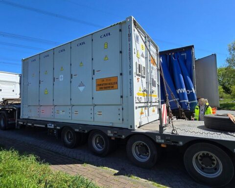 Polizei kontrolliert Gefahrguttransporte, zahlreiche Verstöße, zwei Schwertransporte ohne Genehmigung gestoppt.