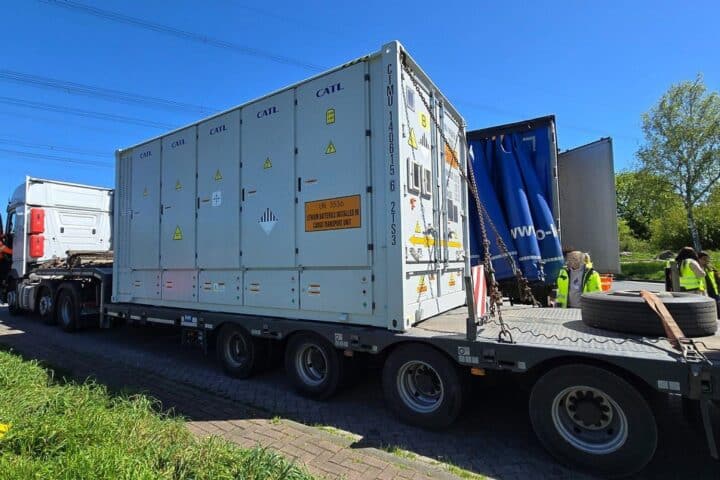 Polizei kontrolliert Gefahrguttransporte, zahlreiche Verstöße, zwei Schwertransporte ohne Genehmigung gestoppt.