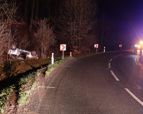 Schwerer Verkehrsunfall: überschlagener Wagen, verletzte Personen, Polizei und Rettungskräfte vor Ort.
