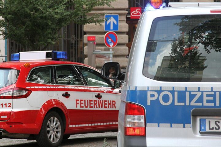 Feuerwehr und Polizei retten verletzte Frau aus brennendem Mehrfamilienhaus in Stralsund.