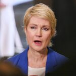 Manuela Schwesig kritisiert Gesundheitsministerin Warken wegen geplanter Einschränkungen bei Hautkrebs-Screening.