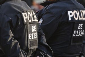 Unfall-Szene mit Polizei, Verletzten und Rettungsdiensten auf der Stader Straße in Buxtehude.