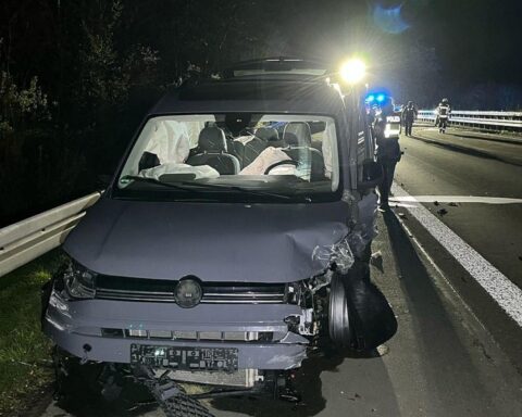 Schwerer Verkehrsunfall auf Autobahn, beschädigte Fahrzeuge, Einsatz von Rettungskräften.