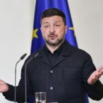 Wolodymyr Selenskyj kritisiert US-Sanktionen gegen Russland, während er den Krieg und Angriffe thematisiert.