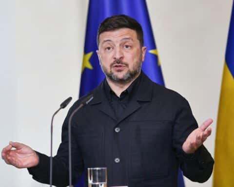 Wolodymyr Selenskyj kritisiert US-Sanktionen gegen Russland, während er den Krieg und Angriffe thematisiert.