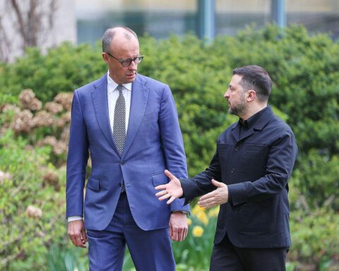 Friedrich Merz umarmt Wolodymyr Selenskyj beim Empfang im Kanzleramt in Berlin.