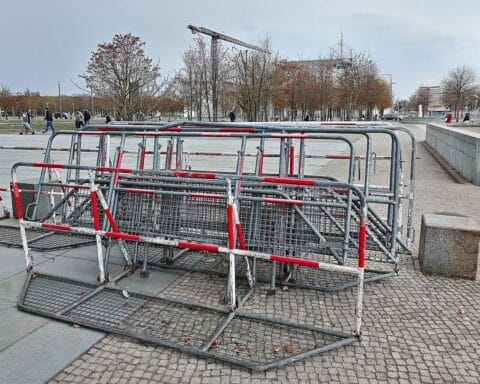 Sicherheitsabsperrungen vor dem Bundeskanzleramt in Berlin, Vorbereitung auf deutsch-ukrainische Regierungskonsultationen.