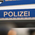 Verkehrsunfall mit schwer verletztem Mädchen und mehreren Leichtverletzten, Polizei am Einsatzort.