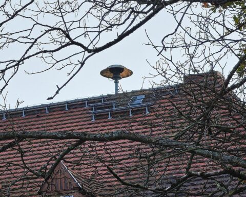 Sirene, Symbol für Warnsysteme, während Testphase in Baden-Baden, Sicherheitskontrollen.