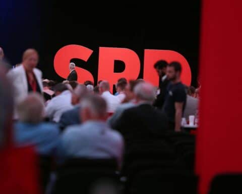 SPD-Chef Peter Dehn kritisiert Oberbürgermeister Geier für Änderungsversuche nach Stadtratsbeschluss.