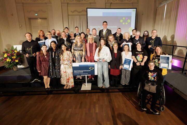 Feierliche Preisverleihung mit Preisen für innovative Ehrenamtsprojekte in Bayern, Ministerin Scharf anwesend.