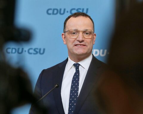 Jens Spahn und Matthias Miersch diskutieren über Pflegekosten und gerechte Gesundheitsversorgung.