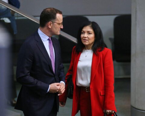 Jens Spahn und Katherina Reiche diskutieren über Energiepolitik während einer Fraktionssitzung.