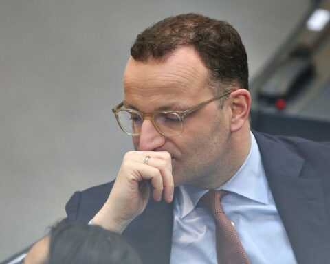 Jens Spahn diskutiert Maßnahmen gegen hohe Ölpreise und Tankrabatt in Berlin.