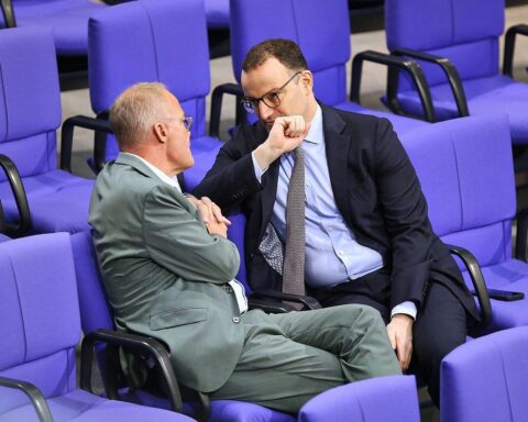 Jens Spahn weist Kritik von Matthias Miersch an Bundeskanzler Merz zurück, kooperative Zusammenarbeit gefordert.