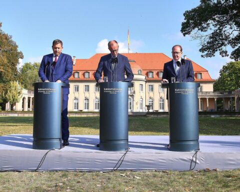 Politiker bei Kabinettsklausur in Villa Borsig: Diskussionen über Soziale Reformen und Konflikte.