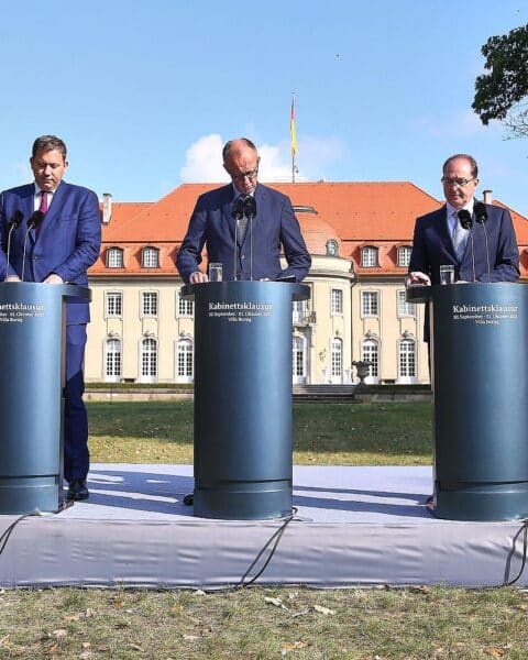 Politiker bei Kabinettsklausur in Villa Borsig: Diskussionen über Soziale Reformen und Konflikte.