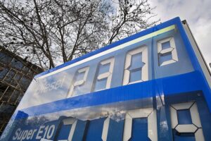Hohe Benzinpreise, Tankstelle, Mehrwertsteuer, Diskussion über Abschaffung, finanzielle Auswirkungen auf Verbraucher.