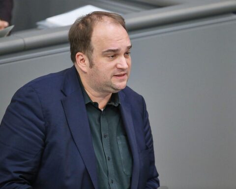 Sebastian Roloff diskutiert Übergewinnsteuer und direkte Entlastungen für Geringverdiener in Berlin.