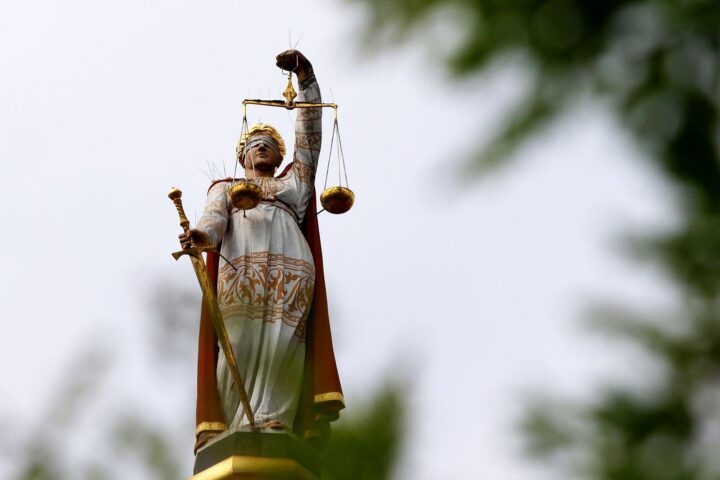 Zwei Männer stehen wegen Telefonbetrugs, insbesondere Schockanrufen, vor Gericht.