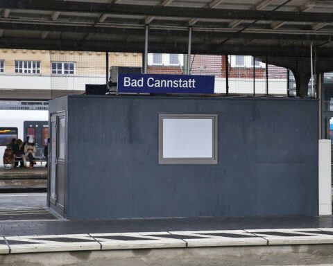 Bahnhof Bad Cannstatt, Stadtbahn, Polizeieinsatz, Festnahme, gefährliches Verhalten, Passanten helfen.
