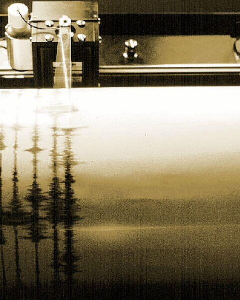 Seismograph zeichnet starkes Seebeben vor Japans Küste, geologische Messungen in Echtzeit.