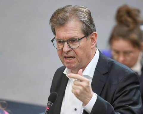 Ralf Stegner kritisiert scharf die US-Strategie gegen den Iran und ihre globalen Auswirkungen.