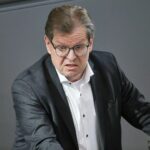 Ralf Stegner diskutiert über politischen Widerspruch zwischen SPD und CDU in Berlin.