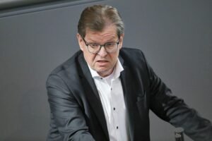 Ralf Stegner diskutiert über politischen Widerspruch zwischen SPD und CDU in Berlin.