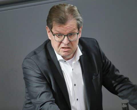 Ralf Stegner diskutiert über politischen Widerspruch zwischen SPD und CDU in Berlin.
