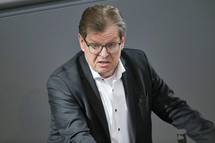 Ralf Stegner diskutiert über politischen Widerspruch zwischen SPD und CDU in Berlin.