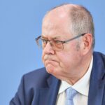 Peer Steinbrück in Portrait, reflektierend über politische Herausforderungen und eigene Fehler.