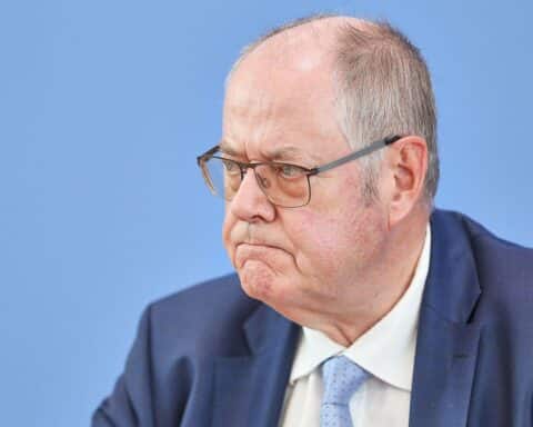 Peer Steinbrück in Portrait, reflektierend über politische Herausforderungen und eigene Fehler.