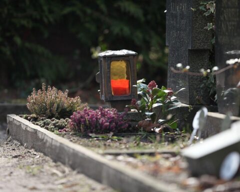 Friedhof mit Grabsteinen, Symbol für gestiegene Sterbefallzahlen und saisonale Erkrankungen.